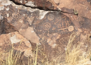 petroglyphs-on-paiute-trail